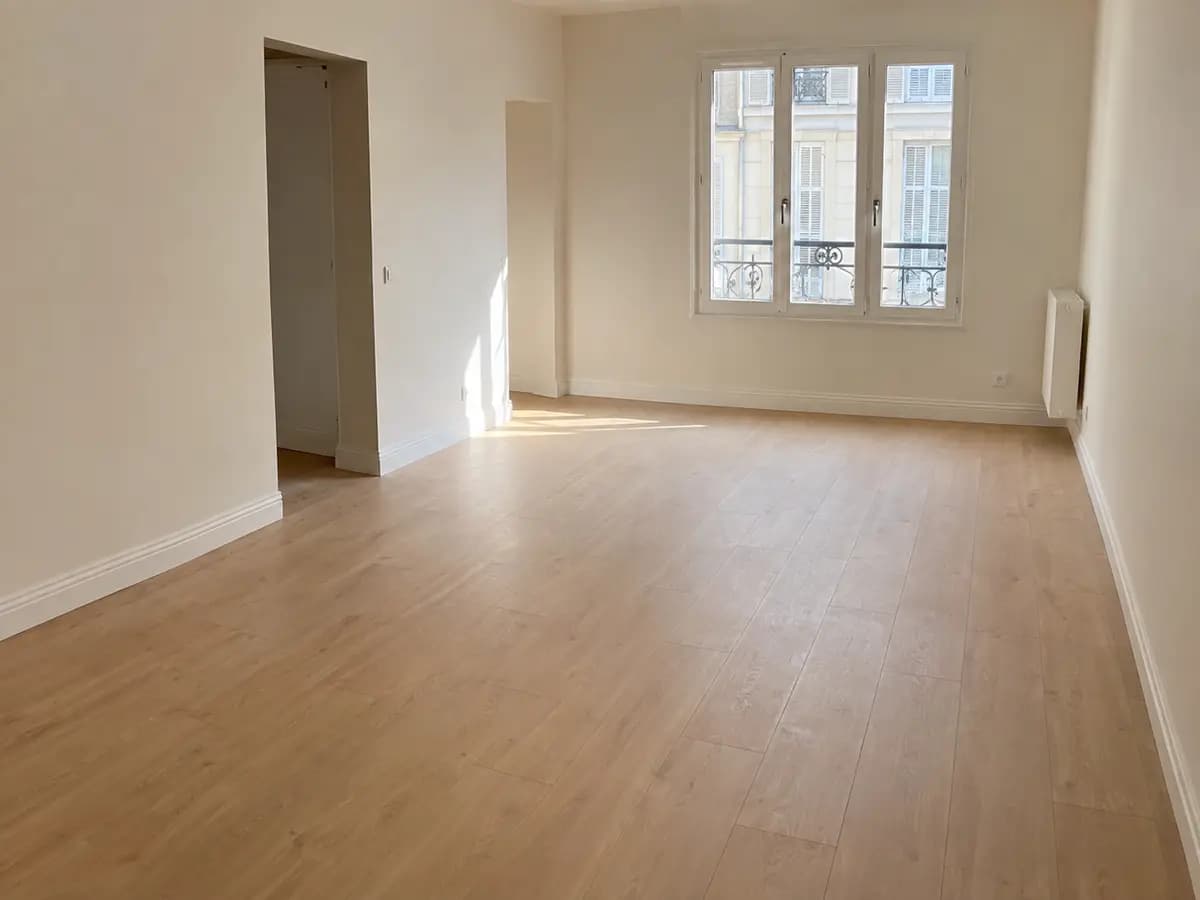Sol de logement vide entièrement lavé, angles et plinthes compris, avant un état des lieux
