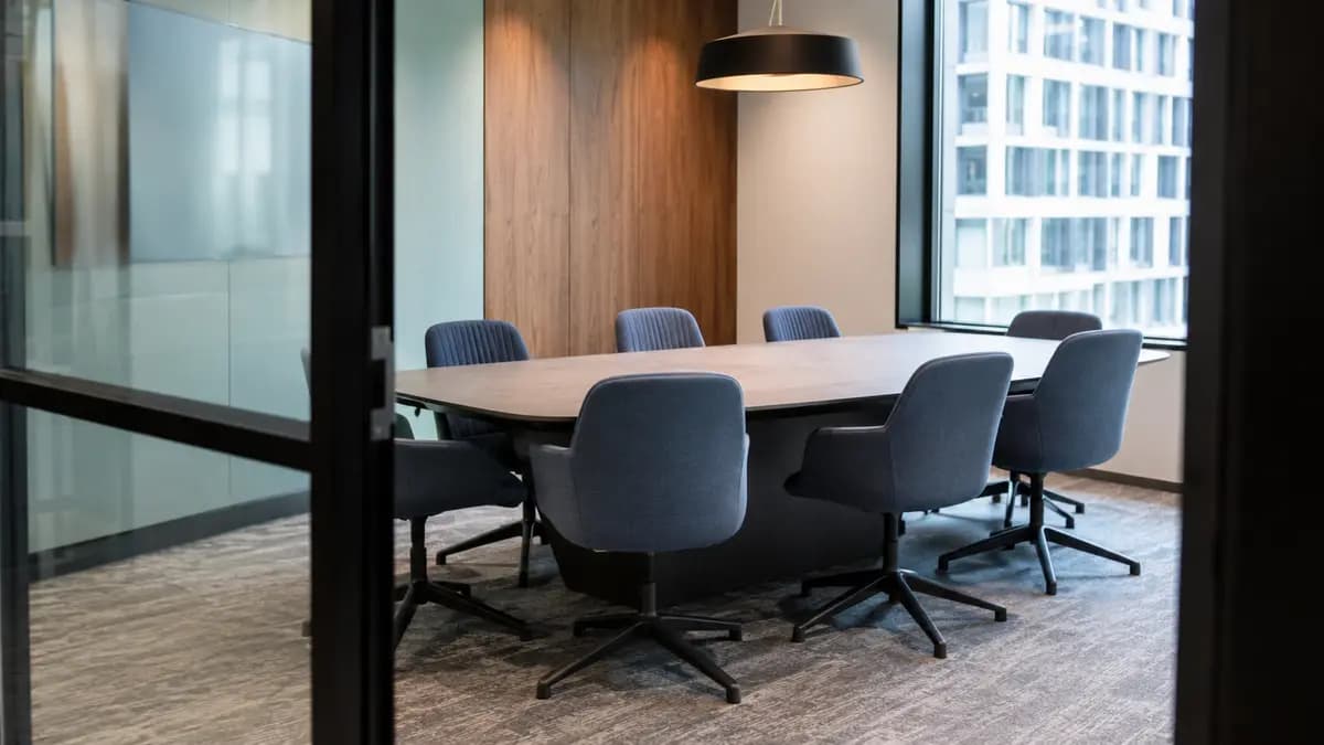 Fauteuils de bureau en tissu dans une salle de réunion