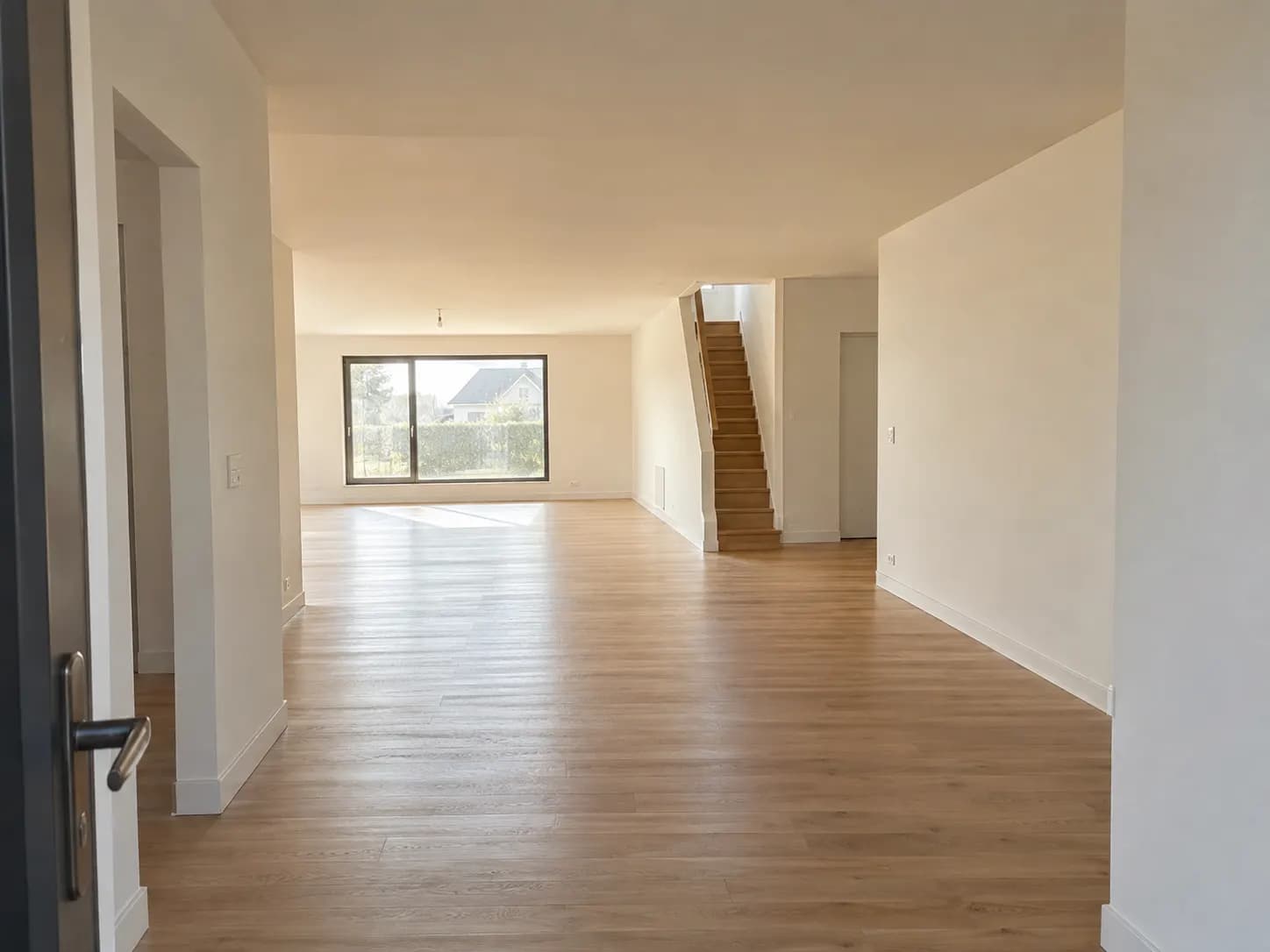 Nettoyage maison avant vente : séjour d'une maison vidée, parquet, escalier, grande baie vitrée