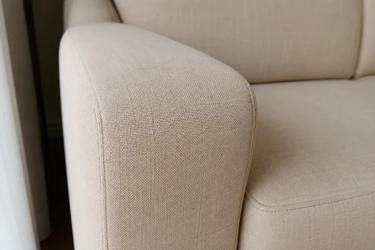 Accoudoir de canapé en tissu, propre et sans zone foncée