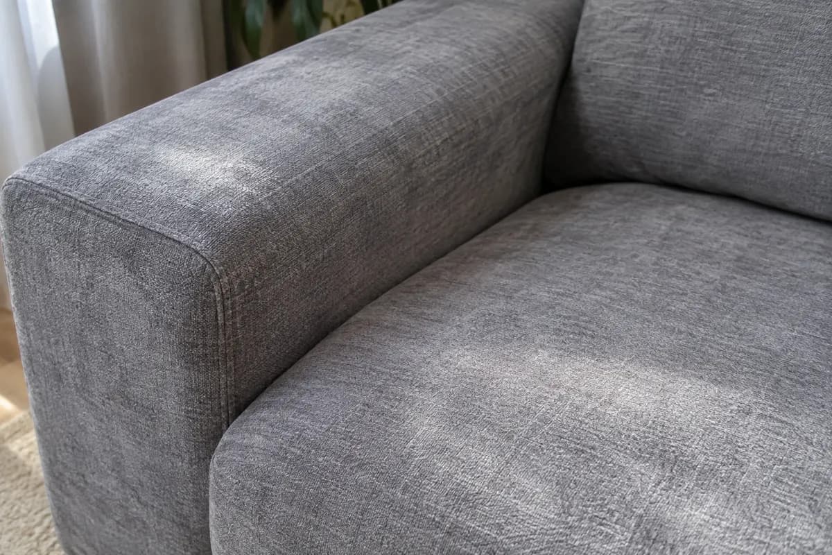 Accoudoir et assise de canapé gris, teinte uniforme sans auréole