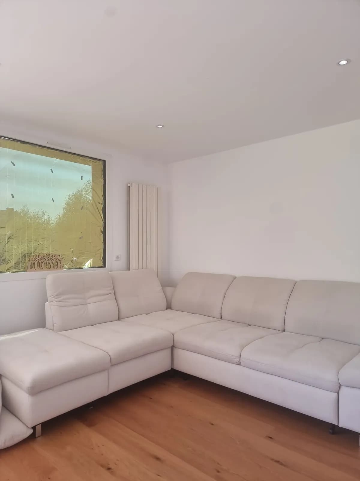 Canapé en tissu marqué par l'usage avant nettoyage, chez un client à Nantes