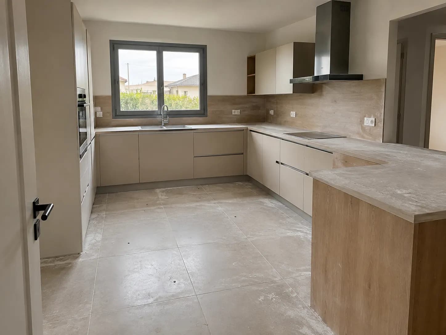 Cuisine en fin de chantier, plan de travail couvert de poussière de plâtre