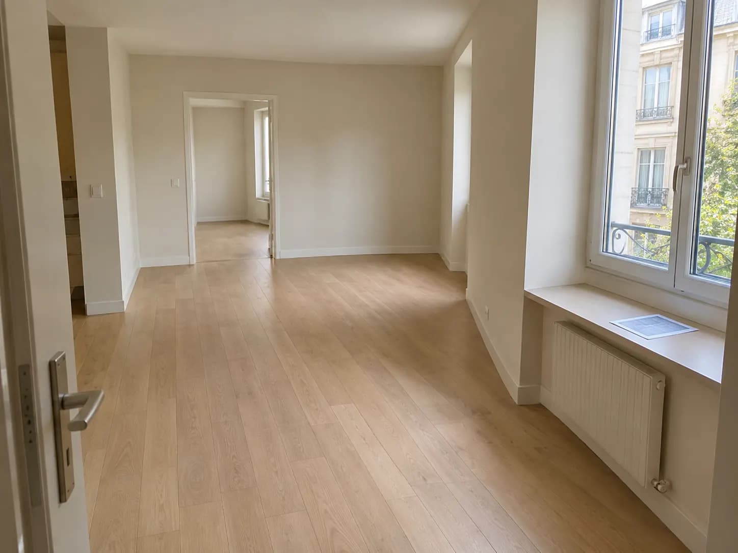 Logement vide et propre, facture posée sur un appui de fenêtre