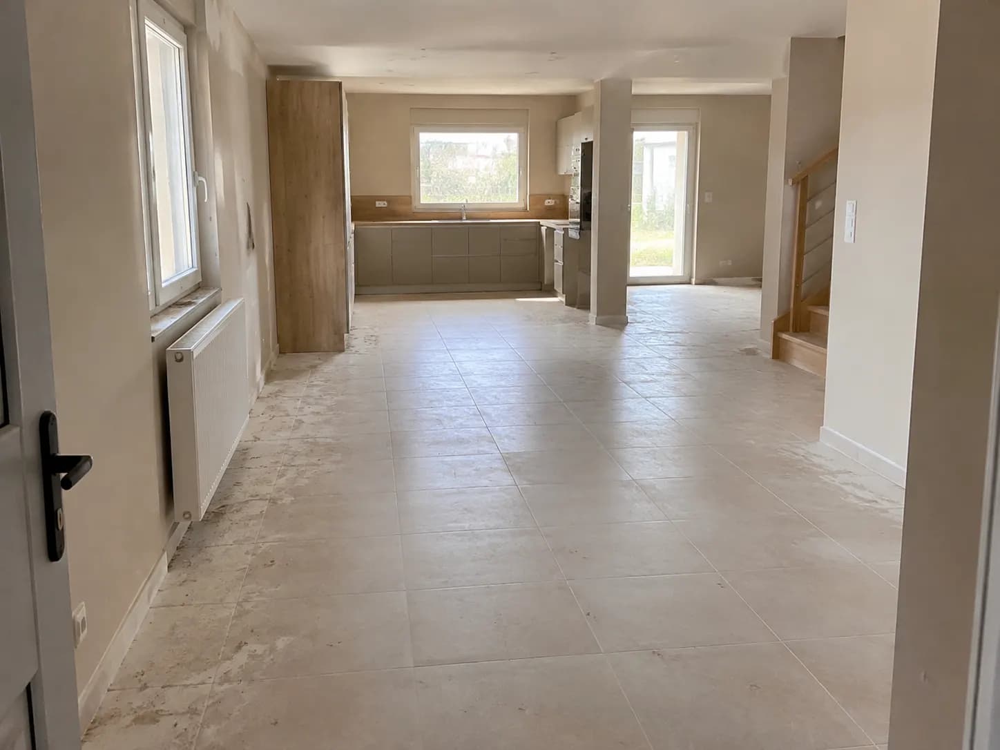 Pièce en fin de chantier, gravats évacués mais poussière fine encore visible au sol