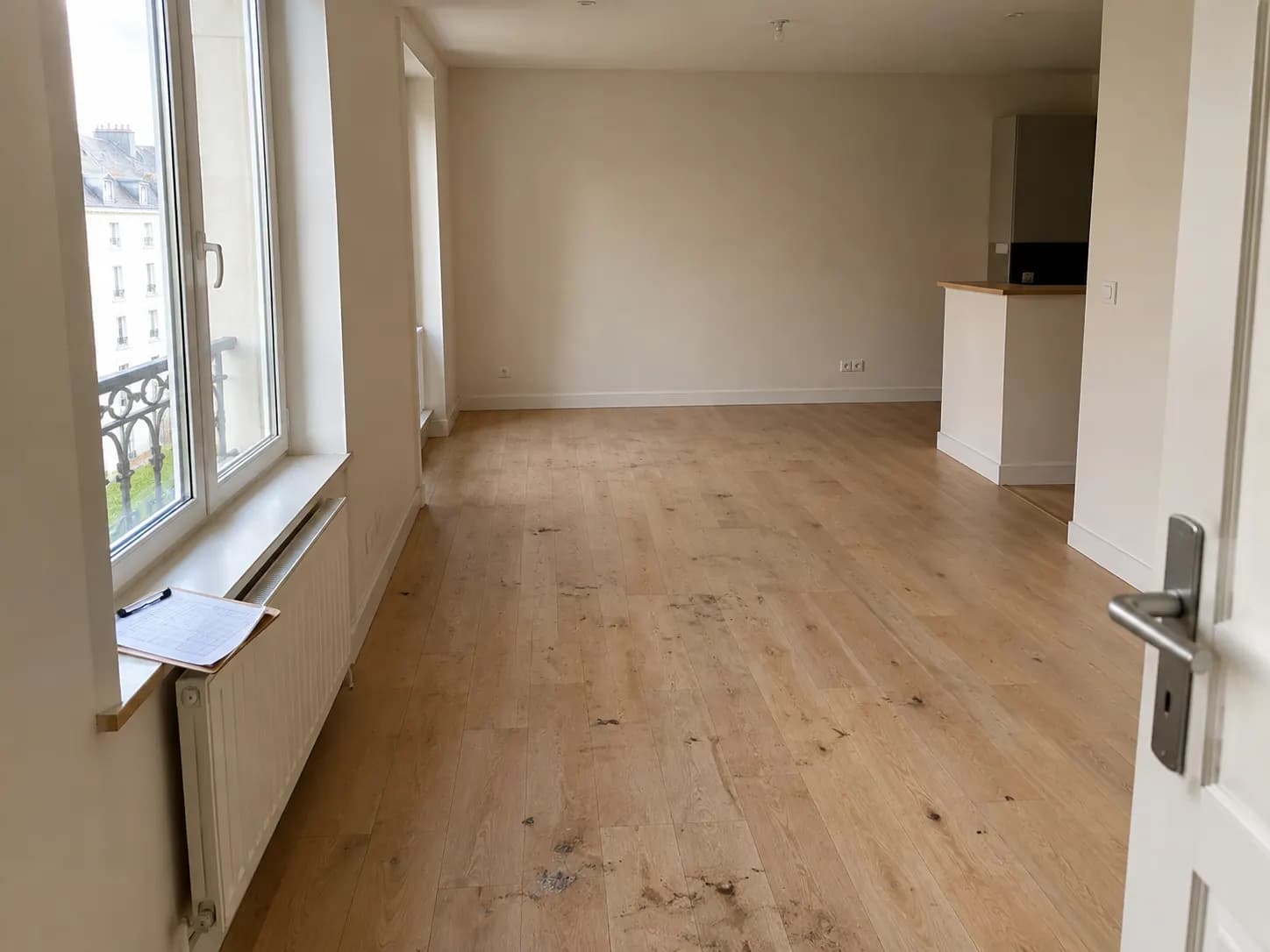 Logement vide non nettoyé, sol taché, avant l'état des lieux de sortie