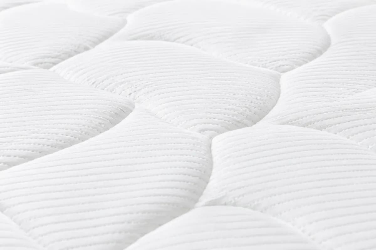 Gros plan sur le tissu matelassé propre d'un matelas