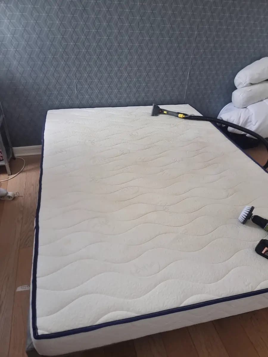 Le même matelas après injection-extraction, la buse encore posée dessus, teinte uniforme
