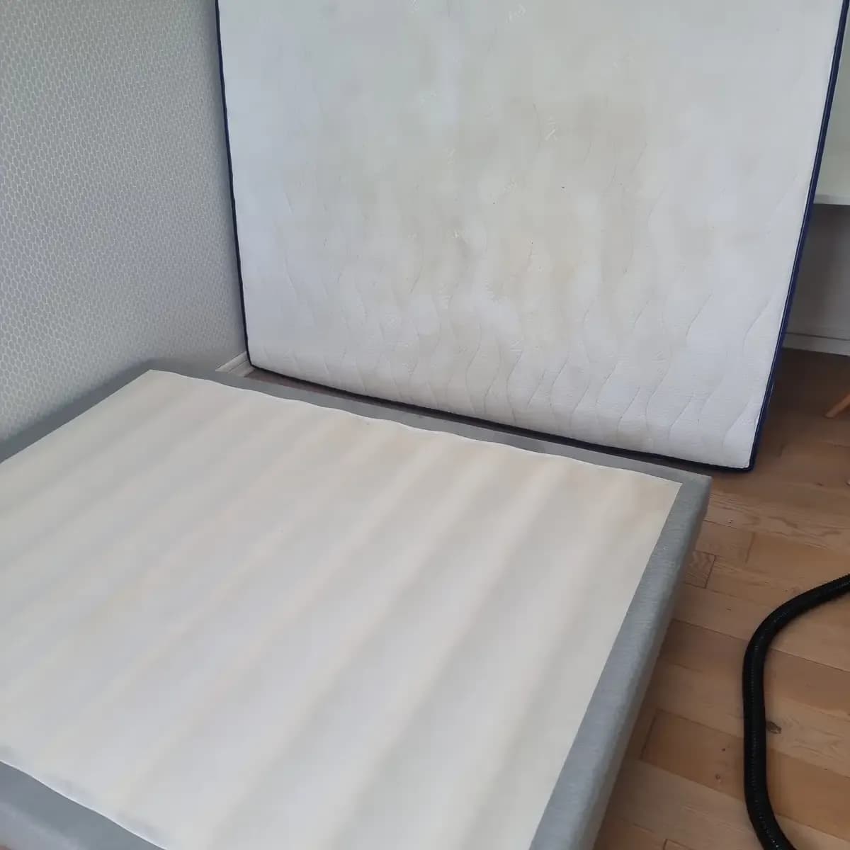 Le même matelas et le même sommier après injection-extraction, teintes redevenues uniformes